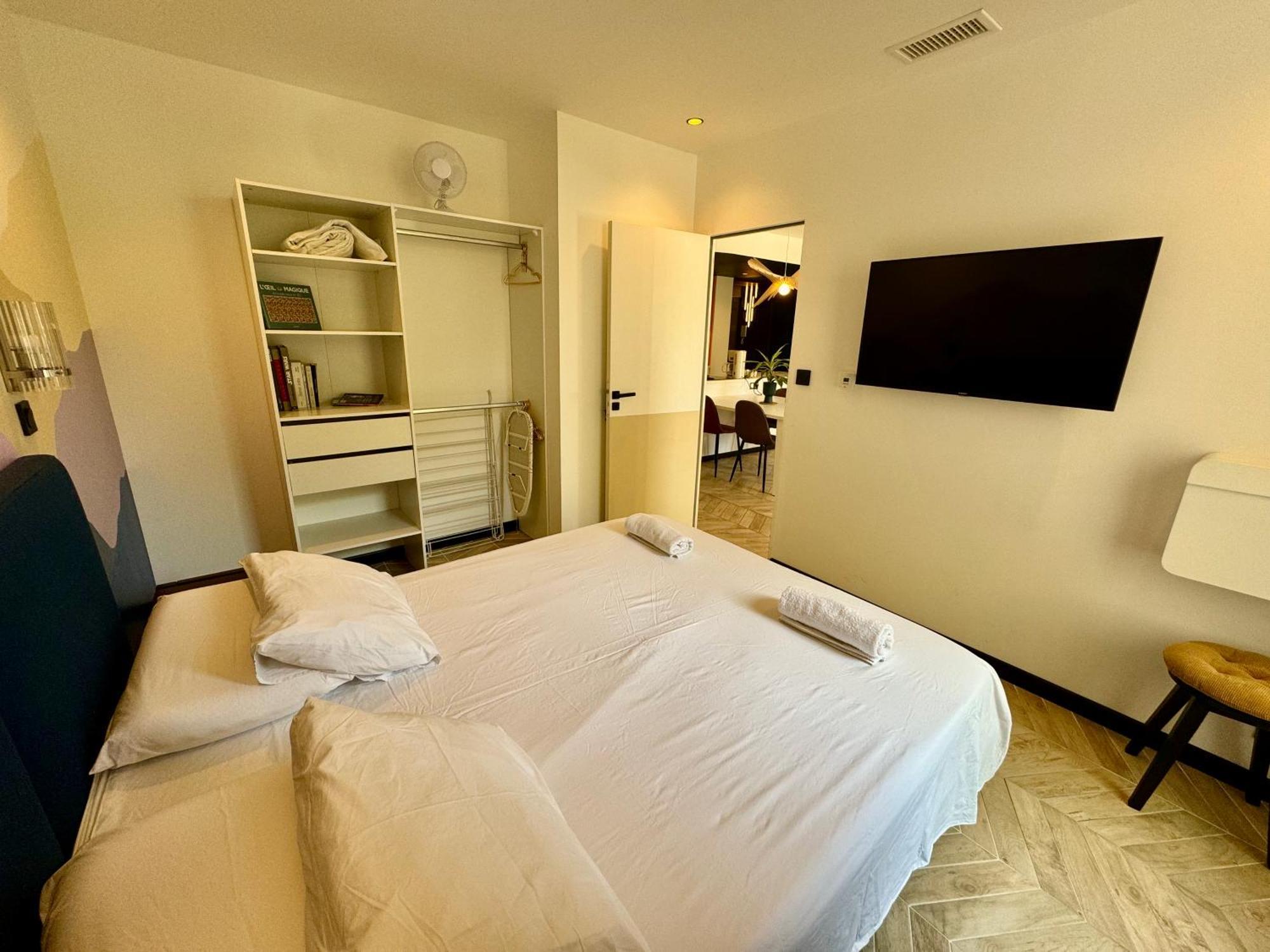 Roma Divine Home Cinema Et Jardin นีมส์ ภายนอก รูปภาพ