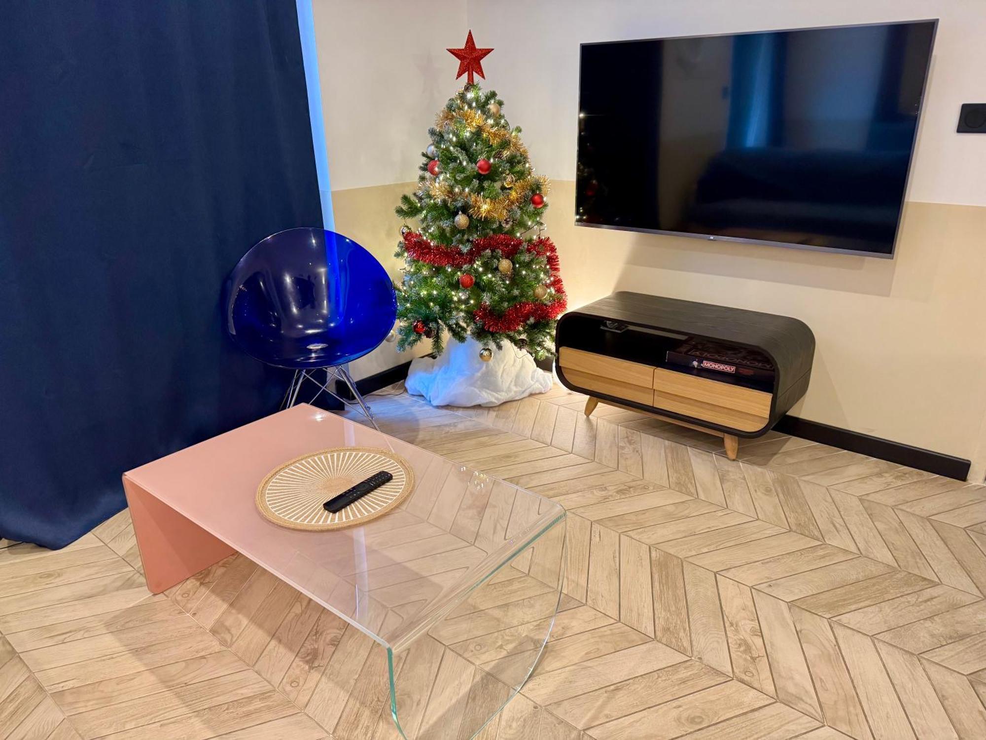 Roma Divine Home Cinema Et Jardin นีมส์ ภายนอก รูปภาพ